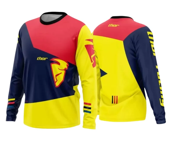 Camisa com logo no peito e estampa grande nas costas, design dinâmico inspirado no motocross e trilhas, ideal para quem busca estilo e aventura nas trilhas off-road.